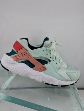 Nike Huarache Kids Seafoam Green and Coral Accent Sneakers